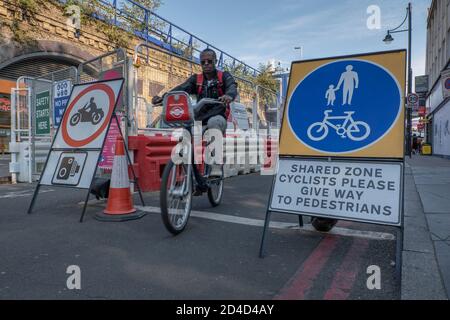Ein Mann, der am 16. September 2020 auf einem Santander Cycle auf der Atlantic Road in Brixton im Vereinigten Königreich radelt. Foto von Sam Mellish Stockfoto