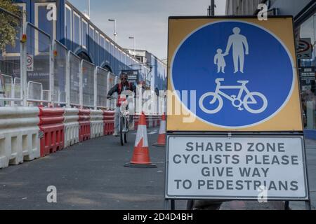 Ein Mann, der am 16. September 2020 auf einem Santander Cycle auf der Atlantic Road in Brixton im Vereinigten Königreich radelt. Foto von Sam Mellish Stockfoto