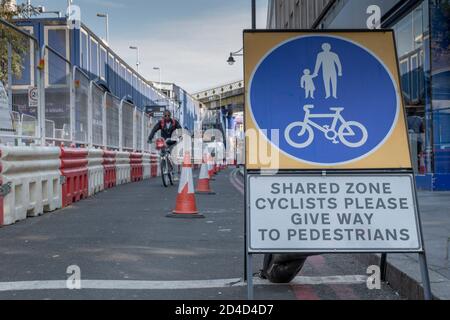 Ein Mann, der am 16. September 2020 auf einem Santander Cycle auf der Atlantic Road in Brixton im Vereinigten Königreich radelt. Foto von Sam Mellish Stockfoto