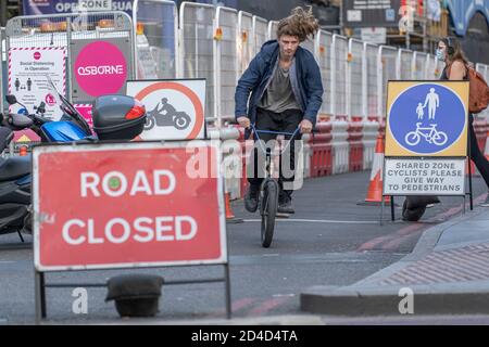 Ein Mann auf einem BMX, der am 16. September 2020 in Brixton im Vereinigten Königreich entlang der Atlantic Road unterwegs war. Foto von Sam Mellish Stockfoto
