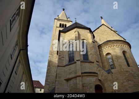 Die St.-Georgs-Basilika ist das älteste erhaltene Kirchengebäude auf der Prager Burg in der Tschechischen Republik, das 920 von Vratislaus I. gegründet wurde. Stockfoto