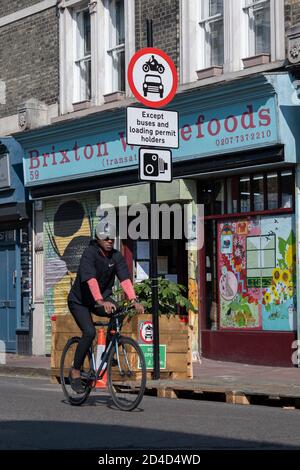 Radler auf der Atlantic Road Schließung am 16. September 2020 in Brixton im Vereinigten Königreich. Foto von Sam Mellish Stockfoto