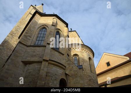 Die St.-Georgs-Basilika ist das älteste erhaltene Kirchengebäude auf der Prager Burg in der Tschechischen Republik, das 920 von Vratislaus I. gegründet wurde. Stockfoto