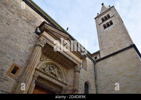 Die St.-Georgs-Basilika ist das älteste erhaltene Kirchengebäude auf der Prager Burg in der Tschechischen Republik, das 920 von Vratislaus I. gegründet wurde. Stockfoto