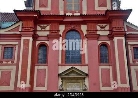 Die St.-Georgs-Basilika ist das älteste erhaltene Kirchengebäude auf der Prager Burg in der Tschechischen Republik, das 920 von Vratislaus I. gegründet wurde. Stockfoto