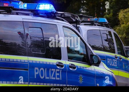 Dresden, Deutschland. Okt. 2020. Zwei Polizeifahrzeuge mit blinkenden blauen Lichtern stehen diagonal versetzt an einem Einsatzort. Quelle: Tino Plunert/dpa-Zentralbild/ZB/dpa/Alamy Live News Stockfoto