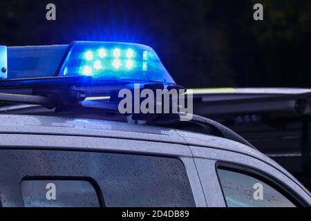 Dresden, Deutschland. Okt. 2020. Zwei Polizeifahrzeuge mit blinkenden blauen Lichtern stehen diagonal versetzt an einem Einsatzort. Quelle: Tino Plunert/dpa-Zentralbild/ZB/dpa/Alamy Live News Stockfoto