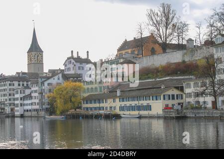 Schöne Aussicht auf die St. Peter-Kirche, das historische Stadtzentrum und die Limmat in Zürich, Schweiz. Stockfoto