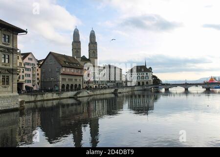 Berühmte Grossmünster Kirche im historischen Stadtzentrum und Limmat Fluss in Zürich, Schweiz. Stockfoto