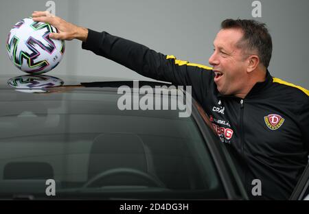 Dresden, Deutschland. Oktober 2020. Fußball: 3. Liga, Pressekonferenz zum 4. Spieltag vor dem SG Dynamo Dresden - 1. FC Magdeburg Spiel in der transparenten VW Manufaktur. Dynamos Trainer Markus Kauczinski setzt bei einem PR-Meeting einen Ball auf das Dach eines VW ID.3. SG Dynamo Dresdens Heimspiel in der 3. Liga gegen den 1. FC Magdeburg an diesem Samstag (10.10.2020) wird voraussichtlich mit deutlich reduzierter Zuschauerzahl stattfinden müssen. Quelle: Robert Michael/dpa-Zentralbild/dpa/Alamy Live News Stockfoto