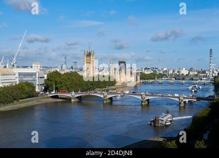 Ein Panoramablick auf Westminster und die themse, mit Lambeth-Brücke im Vordergrund, London, Großbritannien Stockfoto