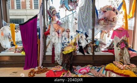 London, Großbritannien. Oktober 2020. Joshua Beaty, ein Installationskünstler, posiert mit seinen Arbeiten zur Eröffnung des House of Bandits in Mayfair – einem neuen Kunst- und Moderaum der Sarabande Foundation. Die Stiftung, gegründet vom verstorbenen Lee Alexander McQueen, unterstützt und fördert kreative Talente. Werke von einer Auswahl von 100 Künstlern und Designern, die die Stiftung bis heute unterstützt hat, werden in diesem neuen temporären Laden und in der Galerie in der Vigo Street neben dem Laden Burberry Regent Street präsentiert. Die Eröffnung fällt mit der Frieze Week zusammen und dauert bis Weihnachten. Bild: Stephen Chung / Al Stockfoto