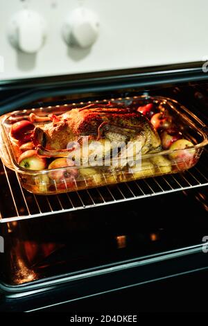 Ente in Fett mit Äpfeln und Kartoffeln gebacken. Stockfoto