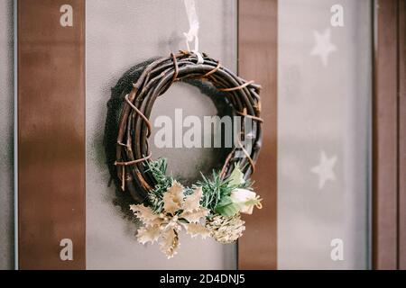 Weihnachtskranz aus trockenen Zweigen, Blättern und Nadeln. Stockfoto