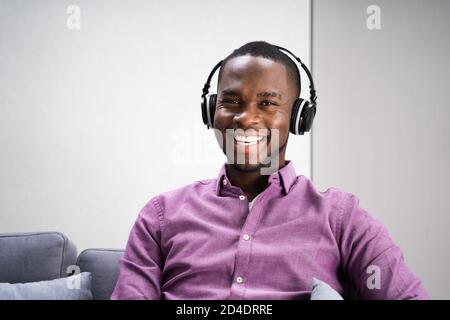Happy African American Man Genießen Musik Durch Kopfhörer In At Zu Hause Stockfoto