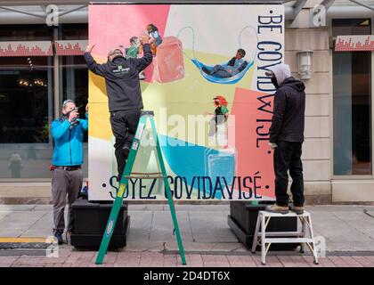 Ottawa, Kanada. Oktober 2020. Die Crew installiert eine neue zweisprachige 'Be CovidWise' Kunstdisplays in der Sparks Street Stockfoto