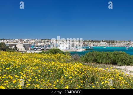 Panoramablick auf Marsaxlokk, Malta. Mittelmeer an schönen sonnigen Tag. Maltesische Küste mit kleinen Dörfern. Stockfoto