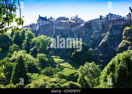 Edinburgh Castle von den Princes Street Gardens aus gesehen. Stockfoto