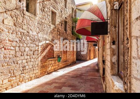 Leere enge mittelalterliche Straße in der Altstadt von Kotor, Montenegro Stockfoto