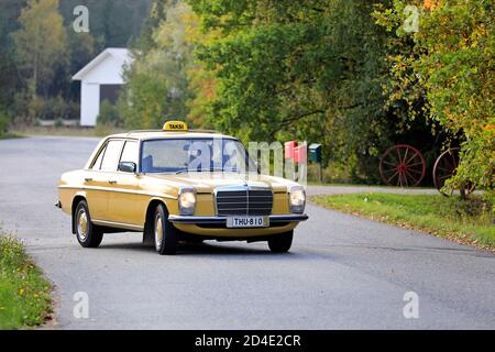 Gelbes Taxi Mercedes-Benz W123 220D Fahren auf der Straße. Die W123, beliebt im Taxi-Einsatz, wurde in den Jahren 1976-1986 hergestellt. Salo, Finnland. Oktober 2020. Stockfoto