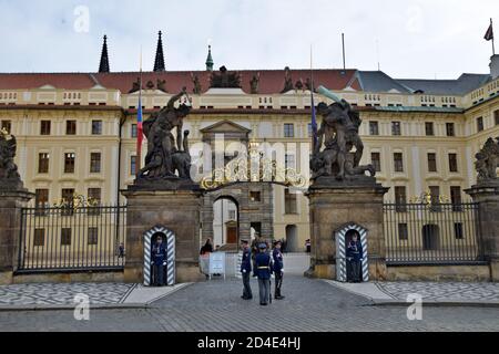 PRAG, TSCHECHIEN – CA. SEPTEMBER 2020:die Burgwache vor der Prager Burg in Tschechien während des feierlichen Dienstes, Wachwechsel. Stockfoto