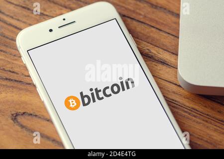 Guilherand-Granges, Frankreich - 09. Oktober 2020. Smartphone mit Bitcoin-Logo. Kryptowährung. Dezentrale digitale Währung. Stockfoto