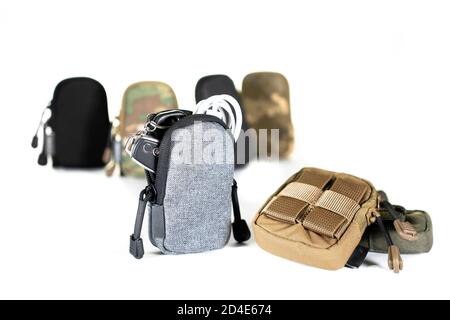 Rucksack Tasche Ausrüstung schützende Farbe khaki, taktische Sportausrüstung isoliert auf weißem Hintergrund Stockfoto