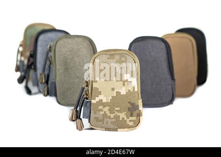 Rucksack Tasche Ausrüstung schützende Farbe khaki, taktische Sportausrüstung isoliert auf weißem Hintergrund Stockfoto