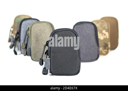 Rucksack Tasche Ausrüstung schützende Farbe khaki, taktische Sportausrüstung isoliert auf weißem Hintergrund Stockfoto