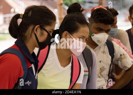 Dehradun, Uttarakhand/Indien-September 12 2020:Mädchen mit Gesichtsmaske am Bahnhof. Stockfoto