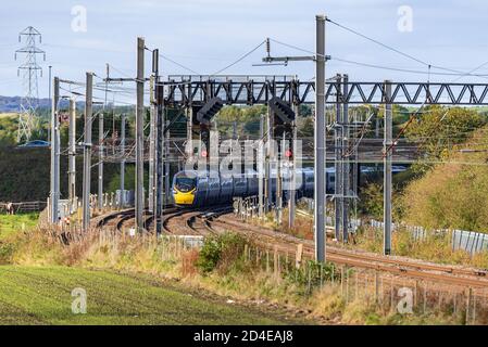 Avanti Pendolino neigenden elektrischen Zug. Gesehen in Winwick. Avanti-Lackierung. Stockfoto