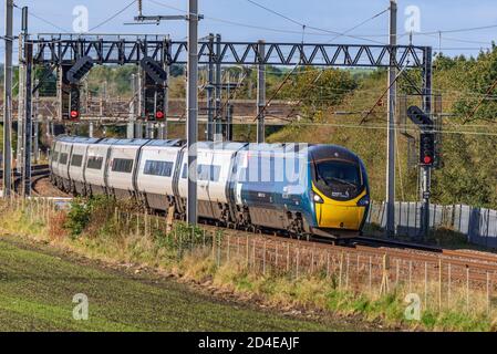 Avanti Pendolino neigenden elektrischen Zug. Gesehen in Winwick. Avanti-Lackierung. Stockfoto