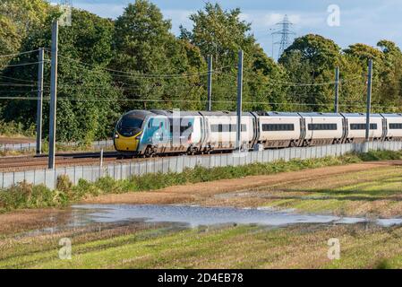 Avanti Pendolino neigenden elektrischen Zug. Gesehen in Winwick. Avanti-Lackierung. Stockfoto