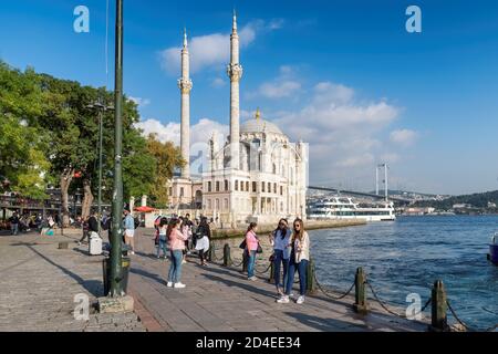 Touristen machen ein Foto in der Ortakoy Moschee mit dem Bosporus Brücke Stockfoto