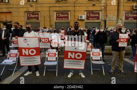 Neapel, Italien. Oktober 2020. Händler protestieren vor dem Hauptsitz der Region Kampanien gegen die Schließung, die die Region nach dem Wiederaufleben der Pandemie Covid-19 in Neapel umsetzen könnte. Italien hat am 7. Oktober beschlossen, Gesichtsmasken auf seinem gesamten Territorium im Freien zu tragen und den Ausnahmezustand bis zum 31. Januar zu verlängern, um das Wiederaufleben der Covid-19-Pandemie zu bekämpfen. Kredit: Unabhängige Fotoagentur/Alamy Live Nachrichten Stockfoto
