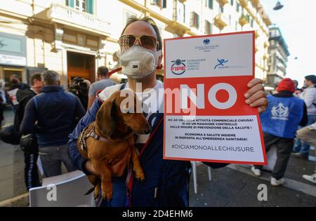 Neapel, Italien. Oktober 2020. Händler protestieren vor dem Hauptsitz der Region Kampanien gegen die Schließung, die die Region nach dem Wiederaufleben der Pandemie Covid-19 in Neapel umsetzen könnte. Italien hat am 7. Oktober beschlossen, Gesichtsmasken auf seinem gesamten Territorium im Freien zu tragen und den Ausnahmezustand bis zum 31. Januar zu verlängern, um das Wiederaufleben der Covid-19-Pandemie zu bekämpfen. Kredit: Unabhängige Fotoagentur/Alamy Live Nachrichten Stockfoto