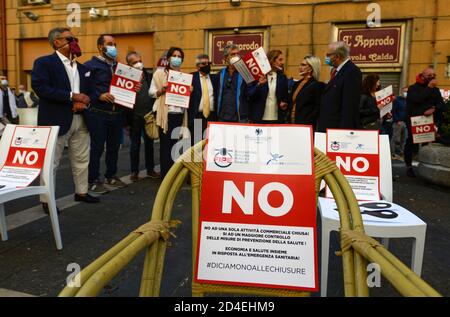 Neapel, Italien. Oktober 2020. Händler protestieren vor dem Hauptsitz der Region Kampanien gegen die Schließung, die die Region nach dem Wiederaufleben der Pandemie Covid-19 in Neapel umsetzen könnte. Italien hat am 7. Oktober beschlossen, Gesichtsmasken auf seinem gesamten Territorium im Freien zu tragen und den Ausnahmezustand bis zum 31. Januar zu verlängern, um das Wiederaufleben der Covid-19-Pandemie zu bekämpfen. Kredit: Unabhängige Fotoagentur/Alamy Live Nachrichten Stockfoto