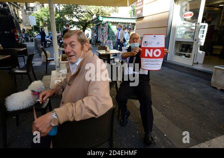 Neapel, Italien. Oktober 2020. Händler protestieren vor dem Hauptsitz der Region Kampanien gegen die Schließung, die die Region nach dem Wiederaufleben der Pandemie Covid-19 in Neapel umsetzen könnte. Italien hat am 7. Oktober beschlossen, Gesichtsmasken auf seinem gesamten Territorium im Freien zu tragen und den Ausnahmezustand bis zum 31. Januar zu verlängern, um das Wiederaufleben der Covid-19-Pandemie zu bekämpfen. Kredit: Unabhängige Fotoagentur/Alamy Live Nachrichten Stockfoto
