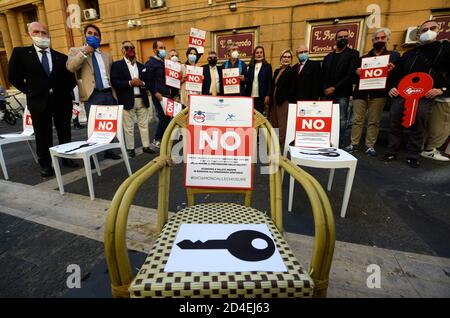 Neapel, Italien. Oktober 2020. Händler protestieren vor dem Hauptsitz der Region Kampanien gegen die Schließung, die die Region nach dem Wiederaufleben der Pandemie Covid-19 in Neapel umsetzen könnte. Italien hat am 7. Oktober beschlossen, Gesichtsmasken auf seinem gesamten Territorium im Freien zu tragen und den Ausnahmezustand bis zum 31. Januar zu verlängern, um das Wiederaufleben der Covid-19-Pandemie zu bekämpfen. Kredit: Unabhängige Fotoagentur/Alamy Live Nachrichten Stockfoto