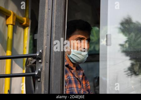 Dehradun, Uttarakhand/Indien-September 12 2020:EIN Busfahrer mit Gesichtsmaske in der Pandemie von Corona. Stockfoto