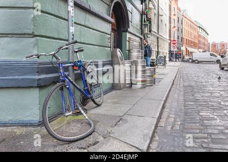 Dublin, Irland - 16. Februar 2019: An einem Wintertag wird ein Vandalismus-Fahrrad im Stadtzentrum festgebunden Stockfoto