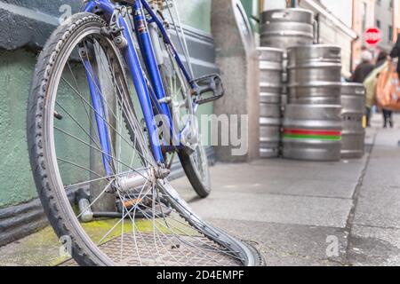 Dublin, Irland - 16. Februar 2019: An einem Wintertag wird ein Vandalismus-Fahrrad im Stadtzentrum festgebunden Stockfoto