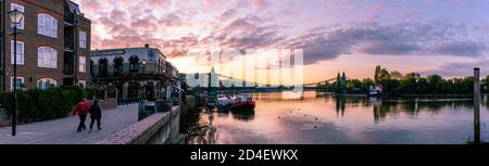 London, England - Oktober 09 2020: Panorama des Sonnenaufgangs über der Themse in Hammersmith, London, UK Stockfoto