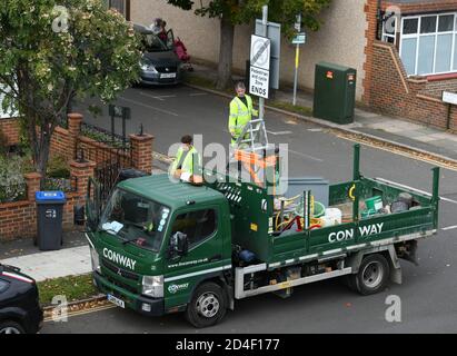 London, Großbritannien. Oktober 2020. Schilder sind für eine Sicherheitszone der Schule mit eingeschränktem Fahrzeugzugang in einer Wohnstraße in London Borough of Merton installiert. Auf der Website des Rates heißt es: "Schulstraßen ermöglichen Kindern, sicher zu gehen, Fahrrad zu fahren und in die Schule zu scoot. Die Reduzierung der Fahrzeugbeförderung ist wichtig für die Verbesserung der Luftqualität und des Klimawandels und wird dazu beitragen, eine grüne Erholung nach den Beschränkungen infolge der COVID-19-Pandemie zu unterstützen. Ab September 2020 werden Schilder wie diese (Foto) zeigen, dass die Straße zu einer Fußgänger- und Fahrradzone gemacht wird. Einschränkungen sind in der Regel möglich Stockfoto