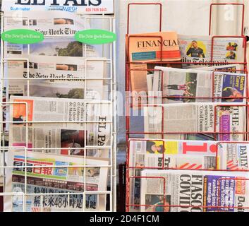 Verschiedene Zeitungen zum Verkauf in einem Zeitungskiosk, London, Vereinigtes Königreich Stockfoto