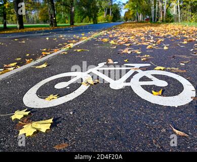 Fahrrad gemalt auf Radweg in Hallabrottet Kumla Schweden Stockfoto