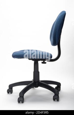 Seitenansicht eines einfachen Bürostuhls Stockfoto