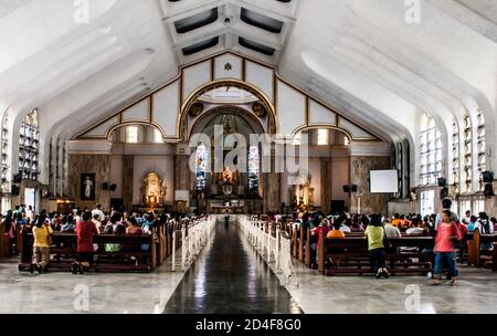 Kirchenbesucher in der Quiapo Kirche in Manila Stockfoto