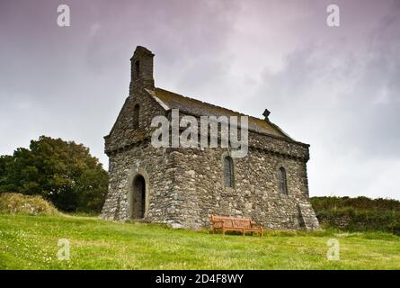 Die Chapel of St Non liegt an der Küste in der Nähe von St David's in Pembrokeshire, West Wales. Gehalten von Tradition, um den Geburtsort von St. David zu markieren Stockfoto