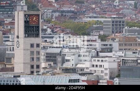 Stuttgart, Deutschland. Oktober 2020. Der Rathausturm in Stuttgart bei Tag. Das Rennen um den Posten des Oberbürgermeisters im Stuttgarter Rathaus wird bald die Zielgerade erreichen. Die meisten Kandidaten wurden für die Wahl am 8. November ermittelt. Quelle: Marijan Murat/dpa/Alamy Live News Stockfoto